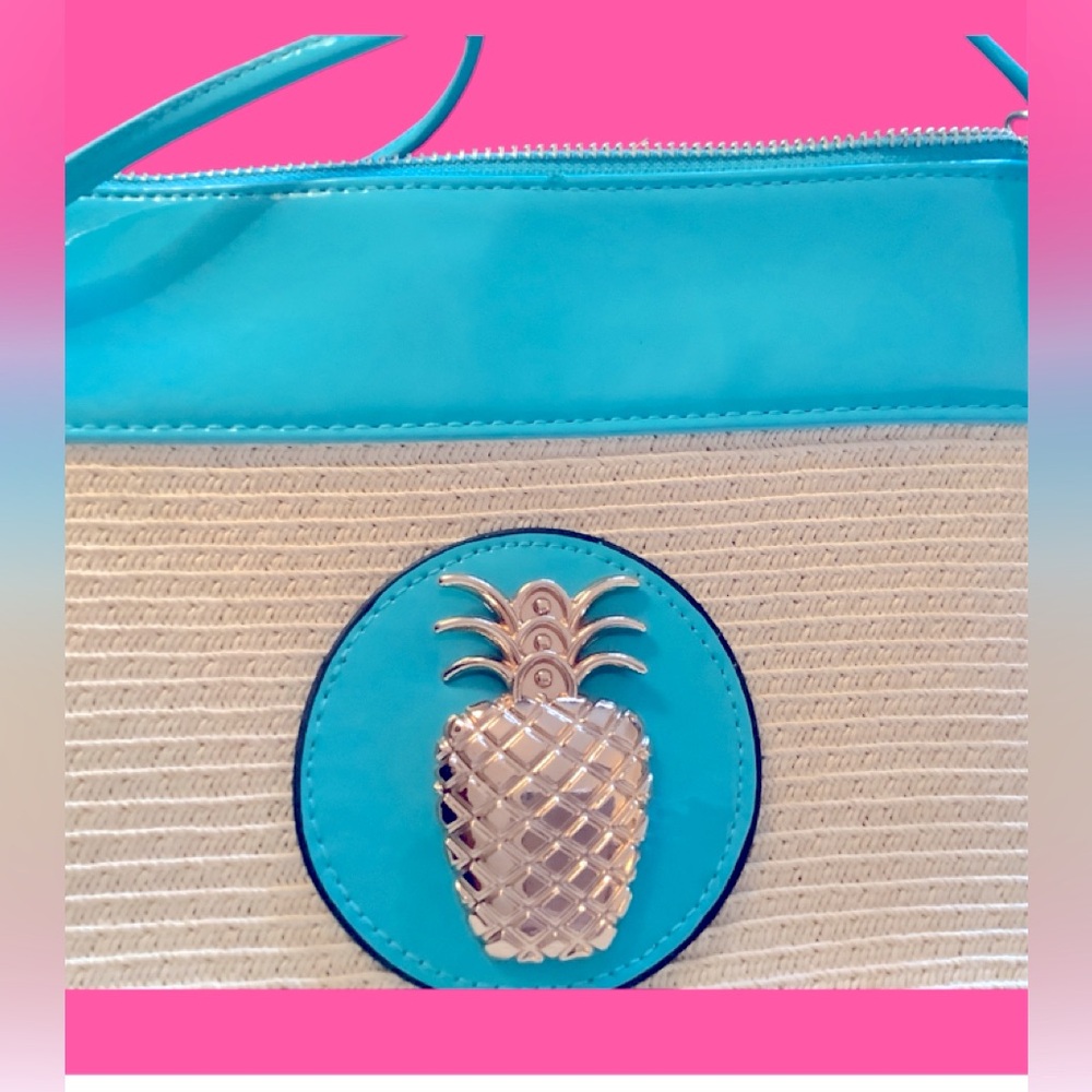 STRAW CROSSBODY BAG WITH AQUA ACCENTS WITH GOLD PINEAPPLE. NEW BAG!